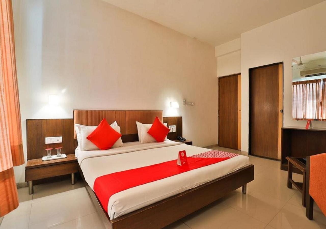 Hotel President Inn By Sky Stays Gandhinagar Exterior photo