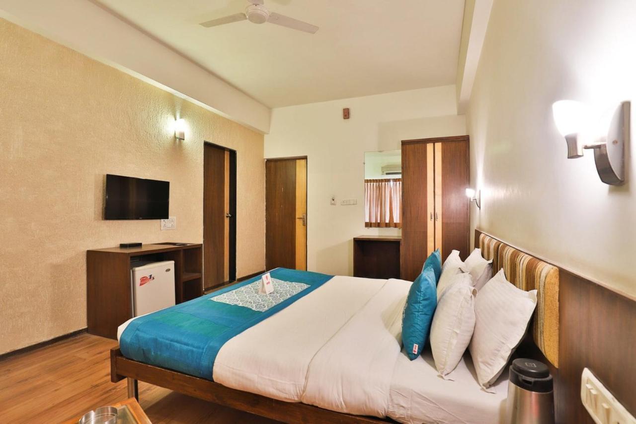 Hotel President Inn By Sky Stays Gandhinagar Exterior photo
